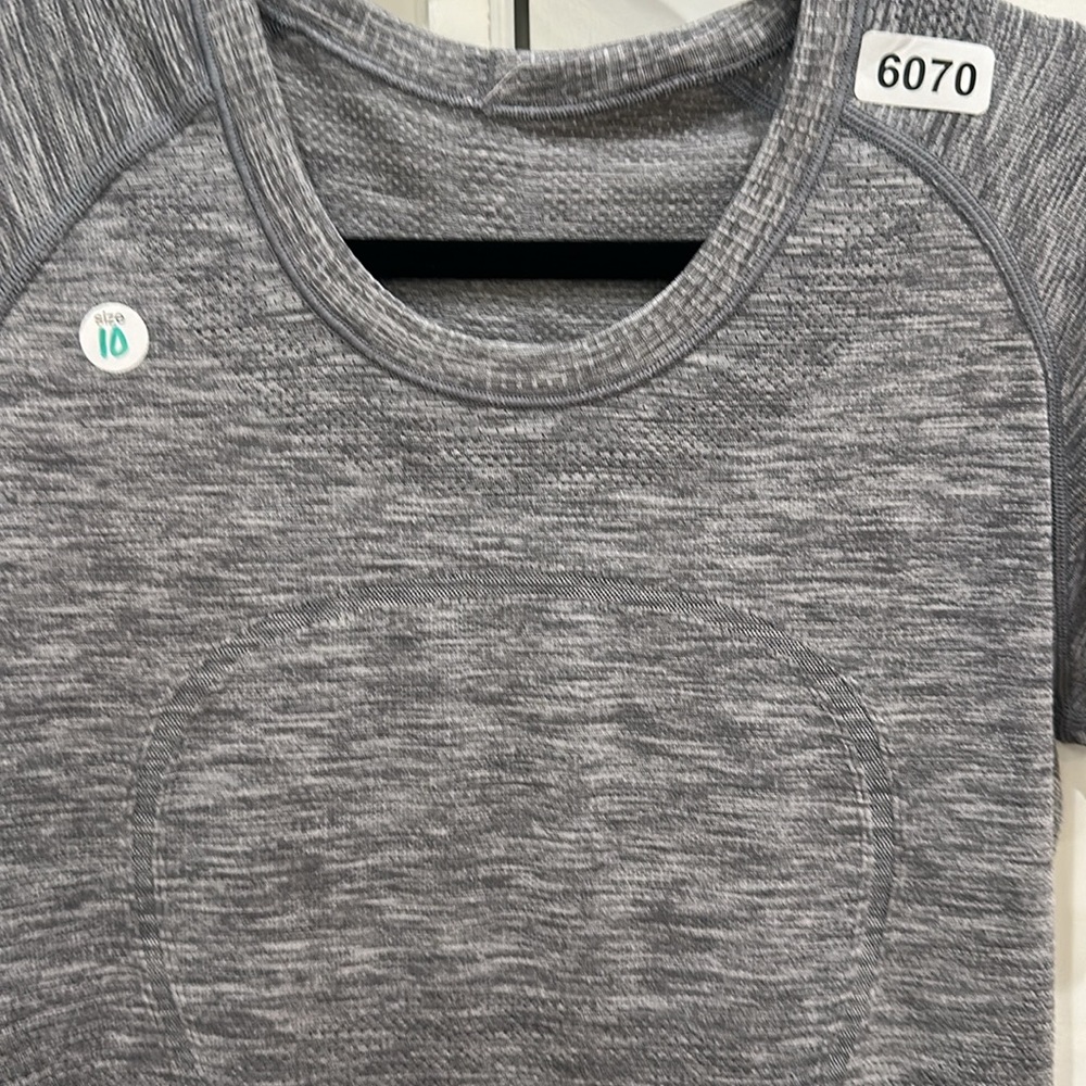 (6070) 🍋 LULULEMON RUN: Swiftly Tech Short Sleeve Crew Sz 10 **LOVED - Picture 2 of 4